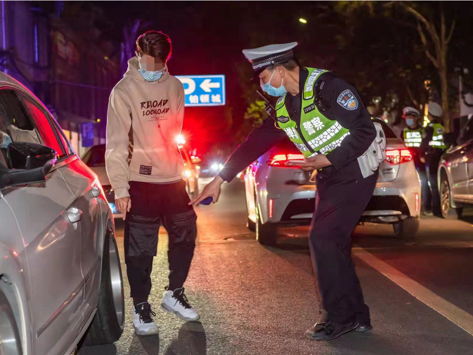 交警在查處非法改裝車。通訊員供圖